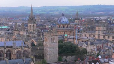 Oxford, İngiltere 'nin merkezinin hava görüntüsü, Tüm Ruhlar Koleji ve Radcliffe Kamerası. Şehrin tarihi mimarisi ve ufuk çizgisi.