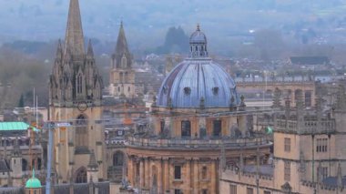 Radcliffe Kamerası 'nın yer aldığı Oxford, İngiltere' nin hava görüntüsü. Eski şehrin merkezinde tarihi üniversite mimarisi.