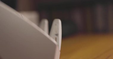 Sayım makinesinde sayarken farklı banknotların Euro banknotları. Avrupa Birliği 'nin para birimi. Yakın plan.