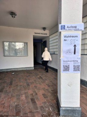 Münih belediye seçimleri sırasında bir sandık merkezine giriş. Bogenhausen 'deki Fritz-Lutz-Caddesi' nde okul..