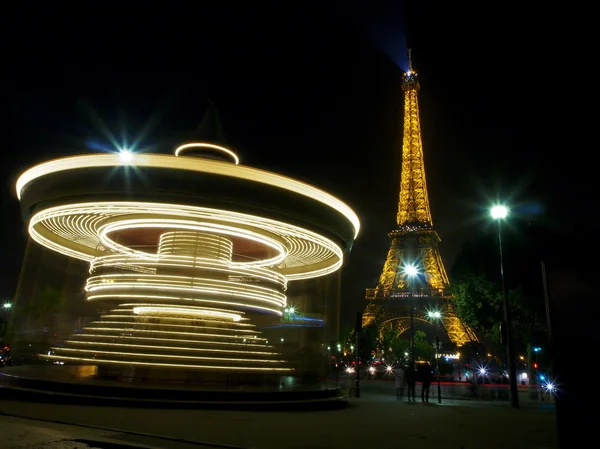 Paris, France 20 octobre 2015 : dans une longue exposition du carrousel à la tour Eiffel — Photo