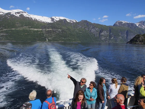 Turister resa till Geirangerfjorden på ett kryssningsfartyg — Stockfoto