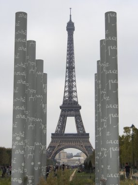 Eyfel Kulesi Champ de Mars duvar barış için. 04 Ekim 2015 Paris, Fransa