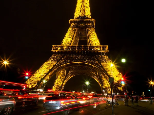 Eiffel Tower at night and the lights of passing cars. October 10, 2015 Paris, France — Stockfoto