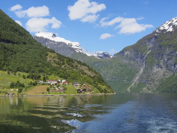 A Geiranger fjordra néz, Norvégia-hegység és a falu — Stock Fotó