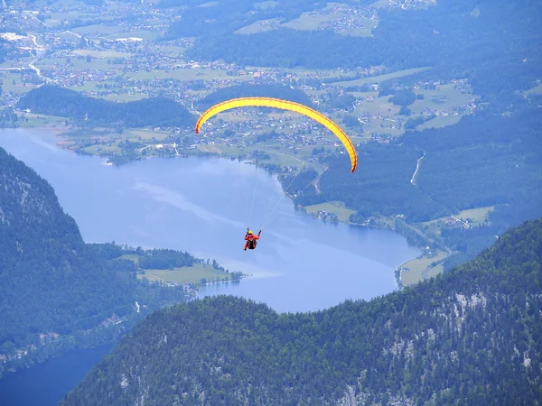 Extremsport - Gleitschirmflug — Stockfoto