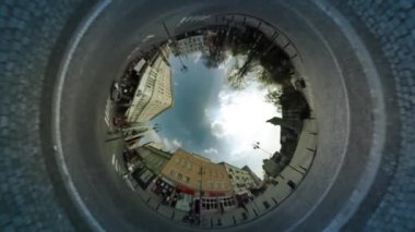 İnsanlar şehir Küresel Panorama binalar kaldırım güneşli gün bahar Video araba eski Vintage evlerde sanal gerçeklik Cityscape için tahrik tarafından yürüyor