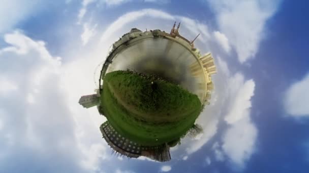 Homem caminhando no rio perto da Catedral esférica Panorama City Square no outro banco do rio Dia ensolarado em Opole Vídeo para a realidade virtual Cityscape — Vídeo de Stock