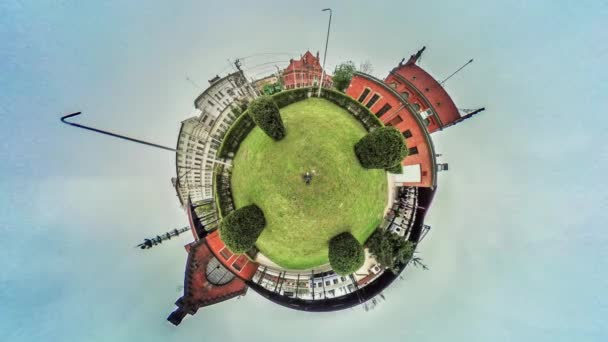 Opole Train Station gräs sfäriskt Panorama människor går förbi torget vid röd tegelbyggnad gamla Vintage hus träd Video för virtuell verklighet stadsbild — Stockvideo
