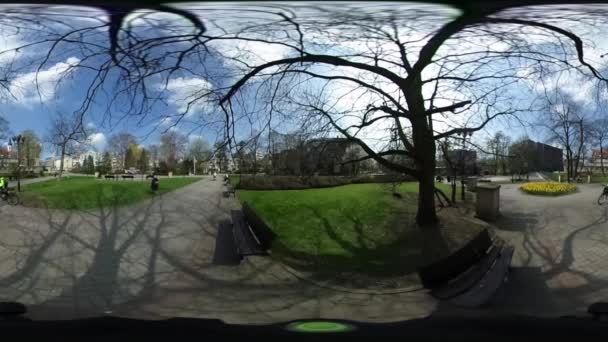 人是走在公园附近到市球面全景视频背包客在春天时间晴朗天蓝色天空白云漂浮广场 — 图库视频影像