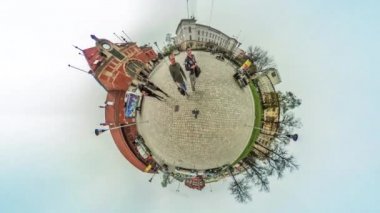 Opole tren istasyonu Küresel Panorama insanlar tarafından kırmızı tuğla bina eski Vintage evleri ağaçlar video Square sanal gerçeklik Cityscape için yürüyüş