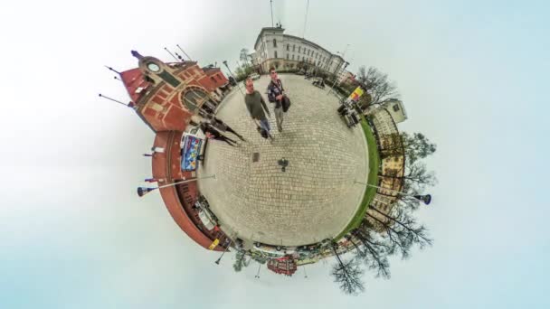 Ополе залізничного вокзалу сферична Панорама людей, що йдуть по площі в Червона цегла старе старовинних будинків дерев відео для віртуальної реальності міський пейзаж — стокове відео