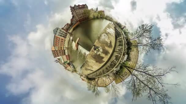 Presa en el río Pond Ciudad Vieja Panorama esférico Día soleado en Venecia Edificios vintage a lo largo del río Árboles ramificados desnudos Video para paisaje urbano de realidad virtual — Vídeos de Stock