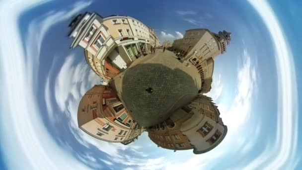 La gente está caminando en Srossroad Panorama esférico Edificios Pavimento Antiguas casas vintage en el día soleado Video de primavera para el paisaje urbano de realidad virtual — Vídeo de stock