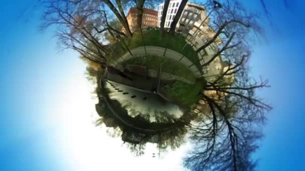 Люди в зелений міський парк сферична Панорама свіжої зелені дерева сонячний день будівель людей є ходьба туристів Синє небо відео для віртуальної реальності міський пейзаж — стокове відео