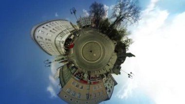 İnsanlar adam sarı şehir Küresel Panorama binalar arabalar eski Vintage evleri çıplak dalları bahar Video sanal gerçeklik Cityscape için tahrik tarafından yürüyüş