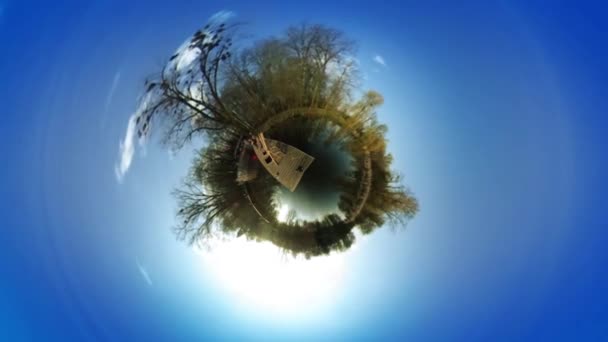 L'homme vient à la jetée sur un lac Sphérique Panorama Vidéo pour la réalité virtuelle Tourisme Walker à la jetée en bois dans Green Park ensoleillé Printemps Jour Ciel Bleu — Video