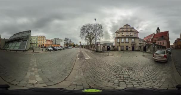 Видео 360 vr Панорамный вид на здания железнодорожного вокзала Ополе Польша — стоковое видео