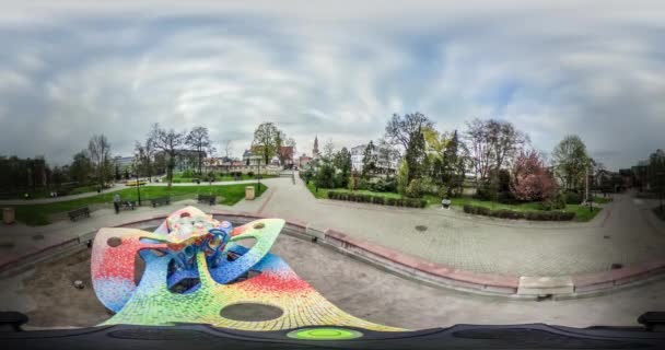 Park Nsanlar Karanlık Bulutlarda Yürüyor Video 360 Kare Renkli Heykel — Stok video
