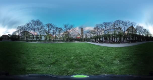 W parku aleja jest vr coraz ciemny Video 360 panoramiczny widok kolejowe stacji zielone krzewy Red cegły budynki i pochmurny dzień Opole Polska — Wideo stockowe