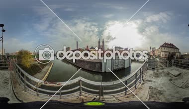 Bir nehir Video 360 vr küçük gezegen Video setin köprü binalar bulutlar vardır yüzen gökyüzü güneş parlar mavi gökyüzü Opole Polonya tarafından iki kuleleri şehir