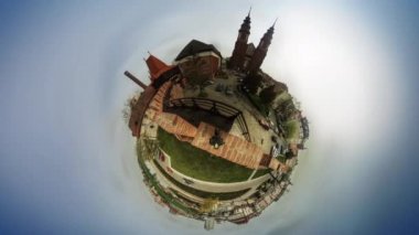 İnsanlar araba iki kule, bir Katedrali Video 360 vr panoramik görünümü, kare Opole Polonya eski şehir Meydanı Vintage binalar arabalar vardır hareket ettirerek bir köprü