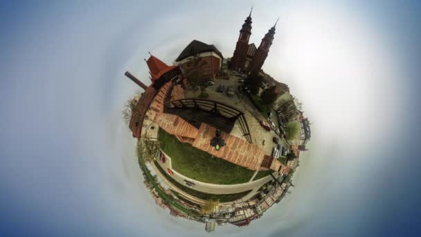 Persone Automobili Due Torri di una Cattedrale Video 360 vr Vista panoramica di Piazza Opole Polonia Piazza della Città Vecchia Edifici d'epoca Le auto si muovono vicino a un ponte — Video Stock