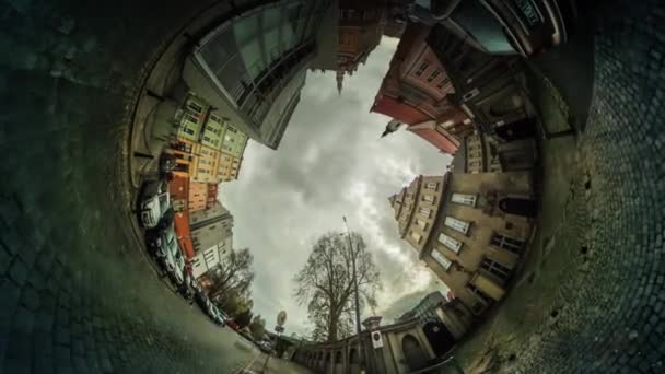 Lidé chodí Rarked aut City Street domy 360 vr panoramatický pohled z náměstí Opole Polsko staré město náměstí Flower postele Vintage budov Blue Sky slunečný den — Stock video