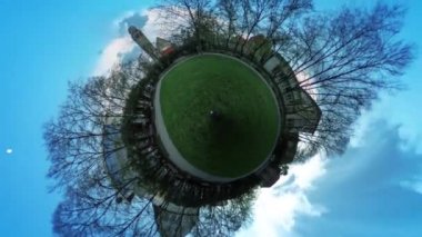 İnsanlar sokakta Green Park vr Video 360 küçük gezegen Video binalar kule taze yeşil çimen çim binalar vardır arkasında ağaçlar Its Getting karanlık bir park