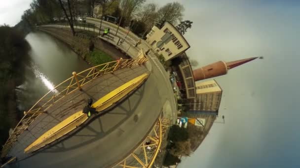 人们路过河桥通过 vr 视频 360 小星球视频汽车是驱动老式建筑顺利河城市景观云蓝蓝的天空 — 图库视频影像