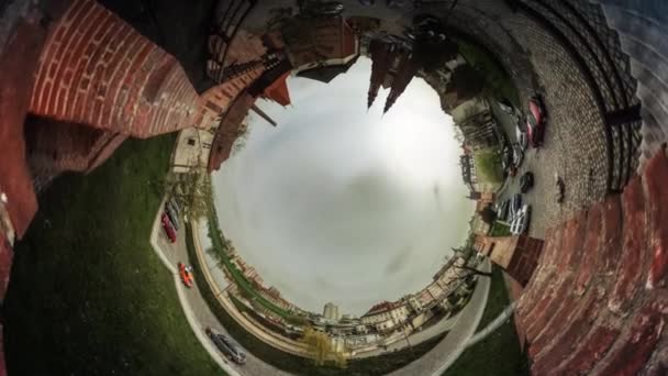 People Cars Două turnuri ale unei catedrale Video 360 vr Panorama de Piața Opole Polonia Piața Orașului Vechi Clădiri Vintage Pavaj Pietrele Cărămizi Roșii Clădiri — Videoclip de stoc