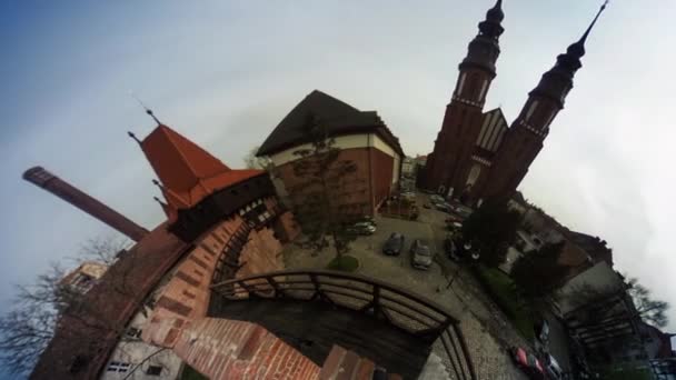 Ludzie chodzą przez vr w City Square Video 360 Kościół wieże zaparkowane samochody panoramiczny widok z placu Opole Polska Stare Miasto placu Vintage budynków błękitne niebo — Wideo stockowe