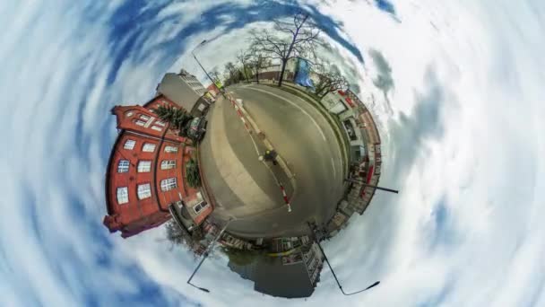 La gente camina por la ciudad Street Houses Video 360 vr Vista panorámica de la plaza Opole Polonia Ciudad Vieja Camas de flores Edificios vintage Cielo azul Día soleado — Vídeo de stock