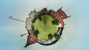 Opole, Polonya - 15 Nisan 2016: Opole Tren İstasyonu, Küresel Panorama Videosu, Yeşil Çiçek Yatakları, Evergreen Trees, taze ot