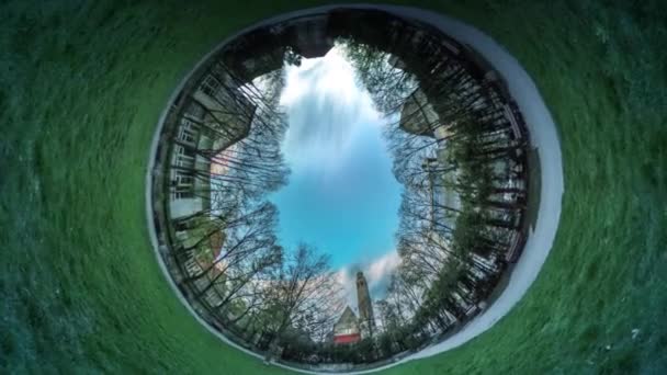 Σοκάκι στο Green Park vr βίντεο 360 μικρό πλανήτη βίντεο φρέσκο πράσινο γρασίδι γκαζόν κτίρια είναι πίσω από γυμνά διακλαδισμένης δέντρα Its να πάρει σκούρο ένα πάρκο άνοιξη — Αρχείο Βίντεο
