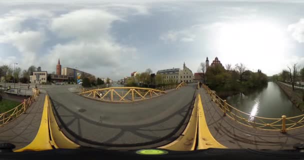 Pessoas Carros em uma Ponte Cidade em um Rio Vídeo 360 vr Pequeno Planeta Vídeo Embankment Bridge Edifícios Cityscape Nuvens estão flutuando pela Sky Blue Sky Polônia — Vídeo de Stock