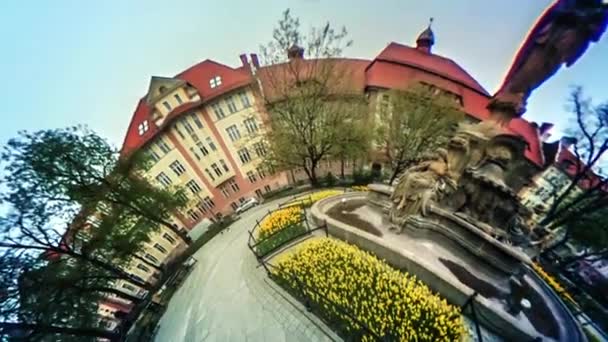 Menigte mensen op plein Opole Polen boek dag Video 360 vr panoramisch uitzicht van Square straatstenen gezinnen kinderen zijn wandelen bloemen bomen oude stadsplein — Stockvideo
