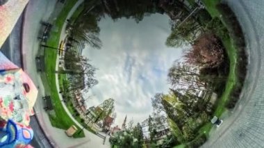 Patika Park sokak Video 360 vr panoramik görünüm kare heykel Parkı kaldırım taşları Yeşil çimenler Opole Polonya ortasında olduğunu tarafından insanlar yürümek