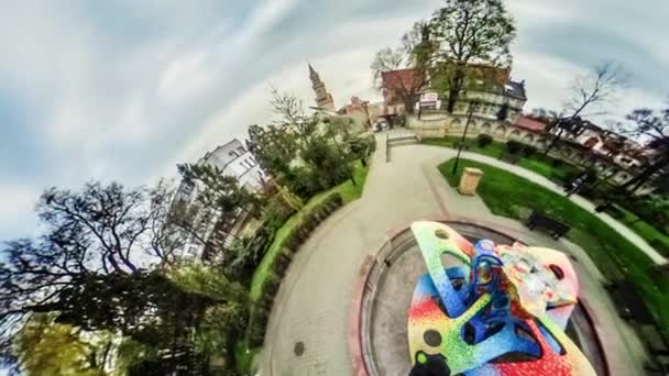 Άνθρωποι περπάτημα από vr πάρκο σοκάκι βίντεο 360 πανοραμική θέα πλατεία πλάκες γλυπτικής στη μέση της Πολωνίας πάρκο πράσινο γρασίδι δέντρα Opole — Αρχείο Βίντεο