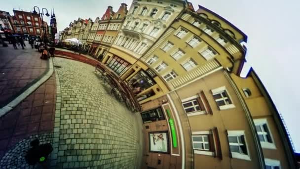 Personas en Old City Square Edificios Vintage 360 vr Vista panorámica de la plaza Opole Polonia adoquines Bancos Multitud de personas cruzando un lugar — Vídeo de stock