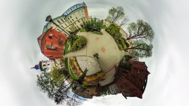 포석 비디오 360 vr 파노라마 보기의 광장 오 폴 레 폴란드 꽃 나무 오래 된 시 광장 꽃 침대 빈티지 건물에 워커 군중 사람들 — 비디오