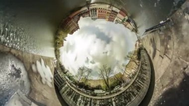 İnsanlar arabaları tahrik ile River Video 360 vr köprüyü dalgalanan su Opole Polonya eski şehir Meydanı Vintage binalar kalabalık, insanlar geçtikten bir yer