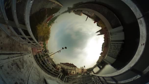 Les gens sur la place de la ville près de la rivière Vidéo 360 vr Pont Pavé Route Panneau Opole Pologne Old City Square Bâtiments Vintage La foule de personnes traversant un endroit — Video