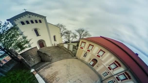 Gente subiendo las escaleras a la iglesia Video 360 vr Vista panorámica del lugar en la catedral Opole Polonia Edificios antiguos Multitud de personas bajan — Vídeos de Stock