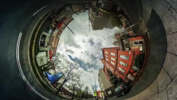 Auto's verplaatsen door de verharde weg wandelaars stad Video 360 vr panoramisch uitzicht van Square Opole Polen oude stad plein bloem bedden Vintage gebouwen Blue Sky zonnige dag — Stockvideo