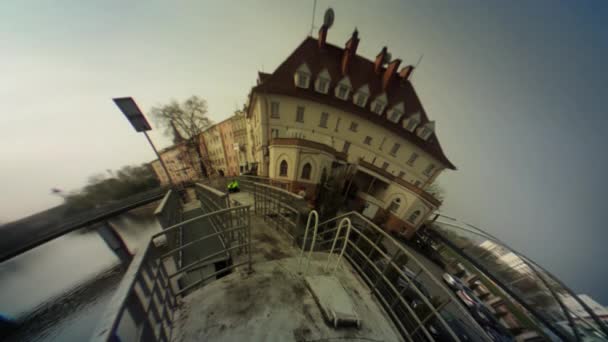 Şehir Meydanı yakınındaki Nehri Köprüsü 360 vr panoramik Opole Polonya eski şehir Meydanı Vintage House kırmızı çatı kalabalık, insanlar geçiş yer bulutlu insanlar — Stok video