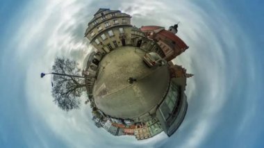 Araba geldi insanlar yürümek parke Video 360 vr panoramik görünüm Meydanı Opole Polonya eski şehir Meydanı çiçek yataklar Vintage binalar mavi gökyüzü güneşli gün tarafından