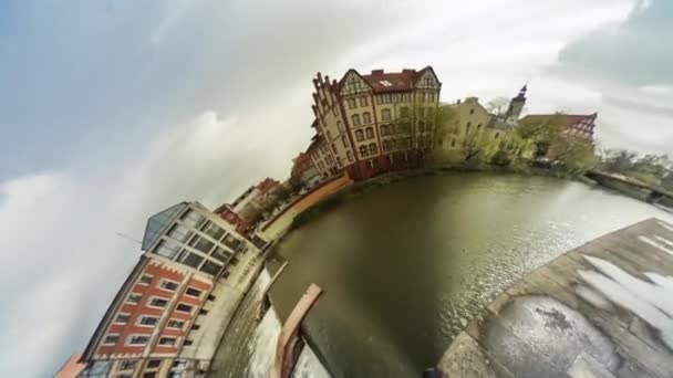 Budovy staré město na břehu řeky vr Video 360 malé planetě Video Vintage barevné budovy panoráma vlnící se vody teče dolů plovoucí mraky modré oblohy — Stock video