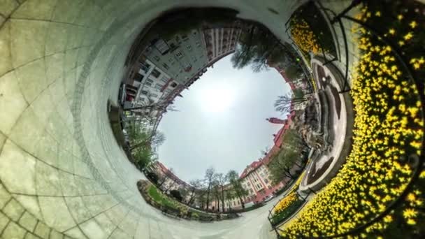 Περιπατητές πλήθος ανθρώπων σε πλακόστρωση της το vr πάρκο βίντεο 360 πανοραμική θέα του πλατεία Opole Πολωνία παλιά πόλη πλατεία λουλούδι κρεβάτια Vintage κτίρια Memorial — Αρχείο Βίντεο