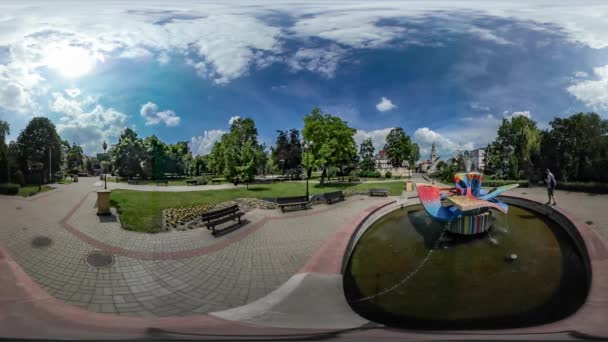 360vr Video otec a dítě poblíž města fontána den Opole barevné sochy v rodině městského parku tráví čas společně holčička hraje s balónem — Stock video